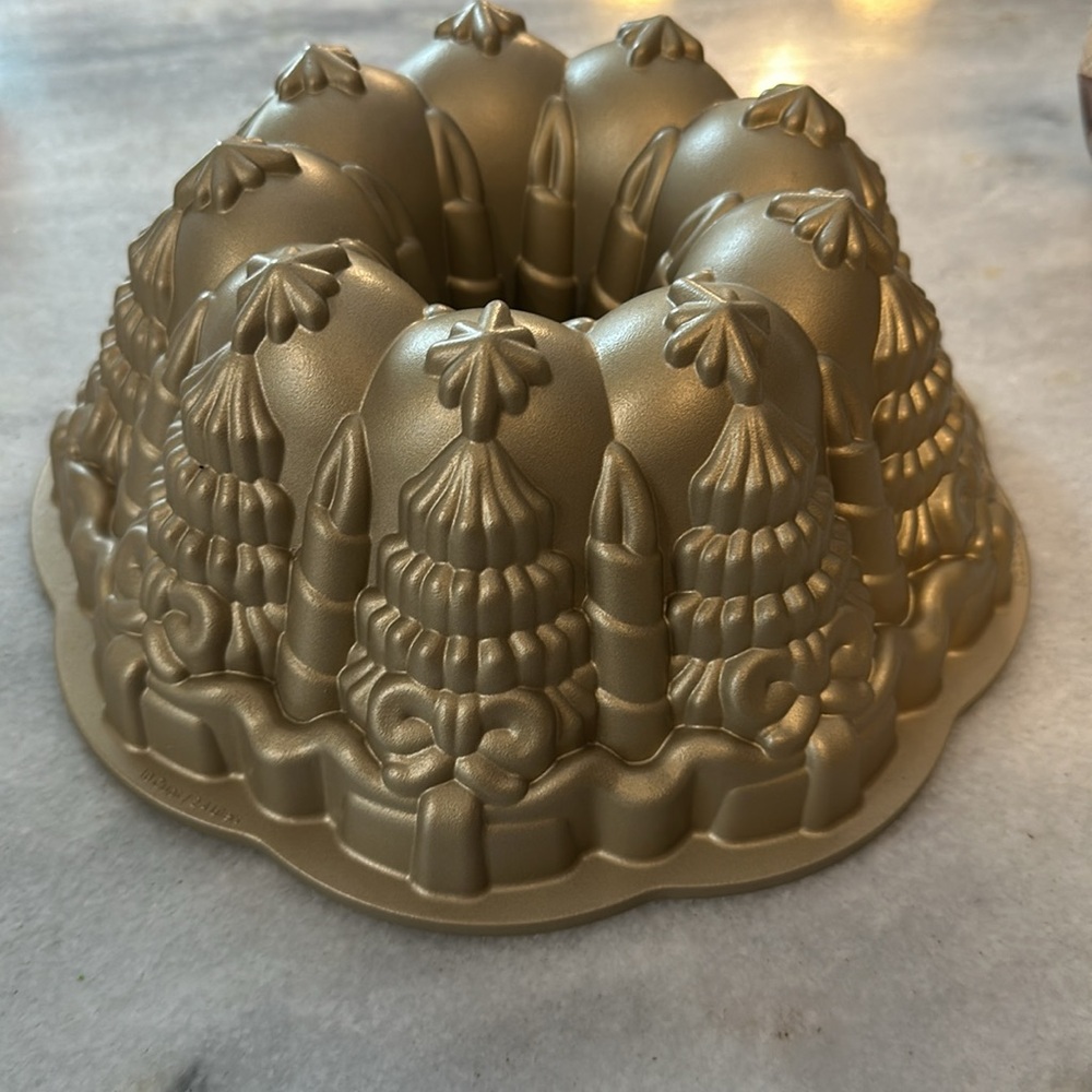 Beautiful Nordic Ware gold Very Merry Bundt baking pan! - Picture 2 of 4